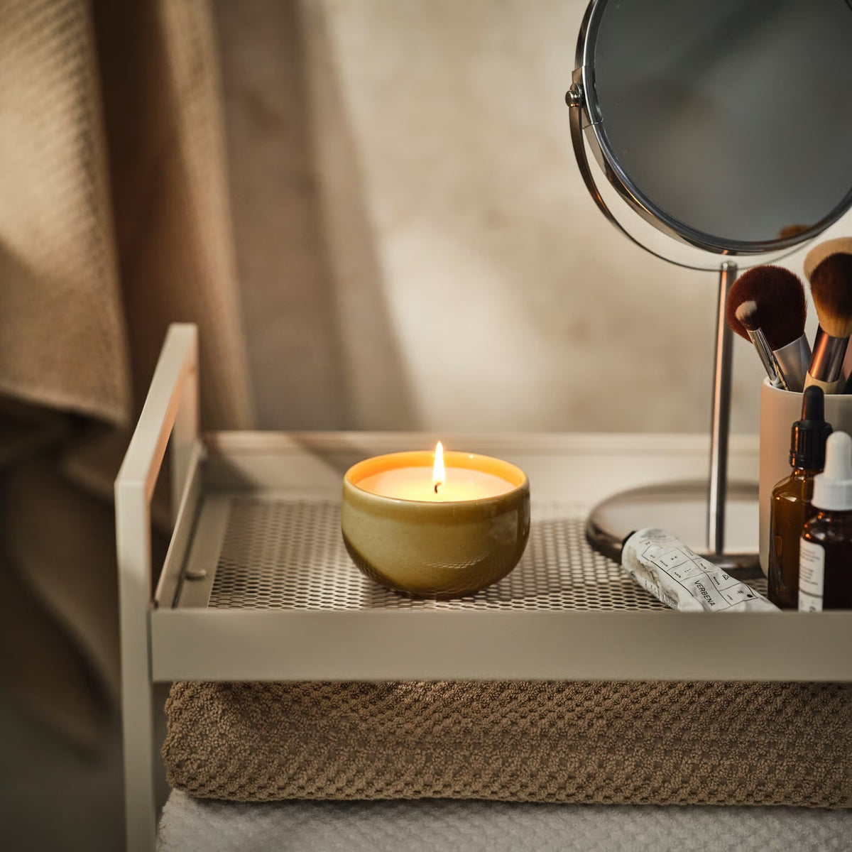 IKEA PÄRLHÖNA Rose & Carnation Scented Candle in Yellow Ceramic Jar, 20-Hour Burn Time, Decorative Floral Fragrance Candle, Speckled Stoneware Container for Bedroom, Living Room & Home Décor