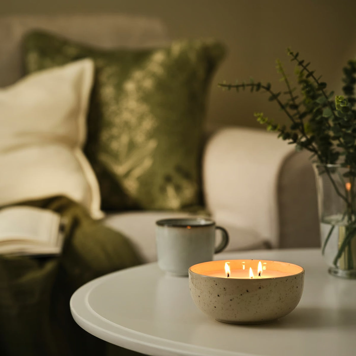 IKEA PÄRLHÖNA Rose &amp; Carnation Scented Candle in Ceramic Jar, 3-Wick Off-White Decorative Candle, 30-Hour Burn Time, Speckled Stoneware Container for Living Room, Bedroom &amp; Home Décor