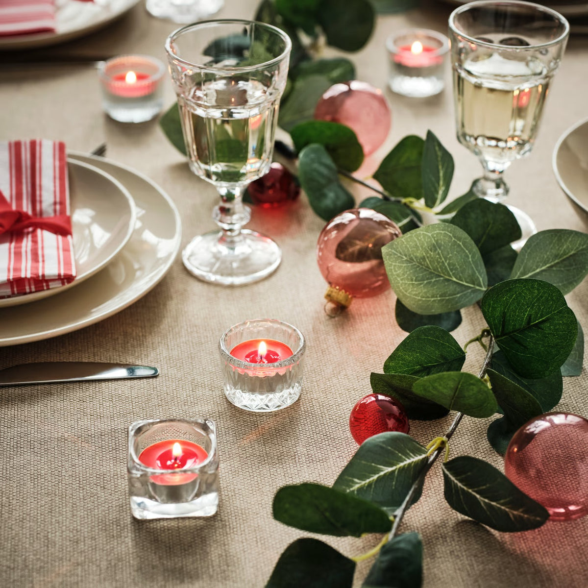 IKEA VINTERFINT Gingerbread Cookies Scented Tealight Candles, 30 Pack, Red, 3.5-Hour Burning Time, 38 mm (1 ½ ") Diameter, Plant-Based & Paraffin Wax Blend, Decorative Christmas Candles for Holiday Home Décor, Dining Tables & Cozy Evenings