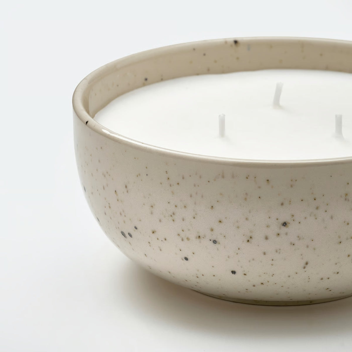 IKEA PÄRLHÖNA Rose &amp; Carnation Scented Candle in Ceramic Jar, 3-Wick Off-White Decorative Candle, 30-Hour Burn Time, Speckled Stoneware Container for Living Room, Bedroom &amp; Home Décor