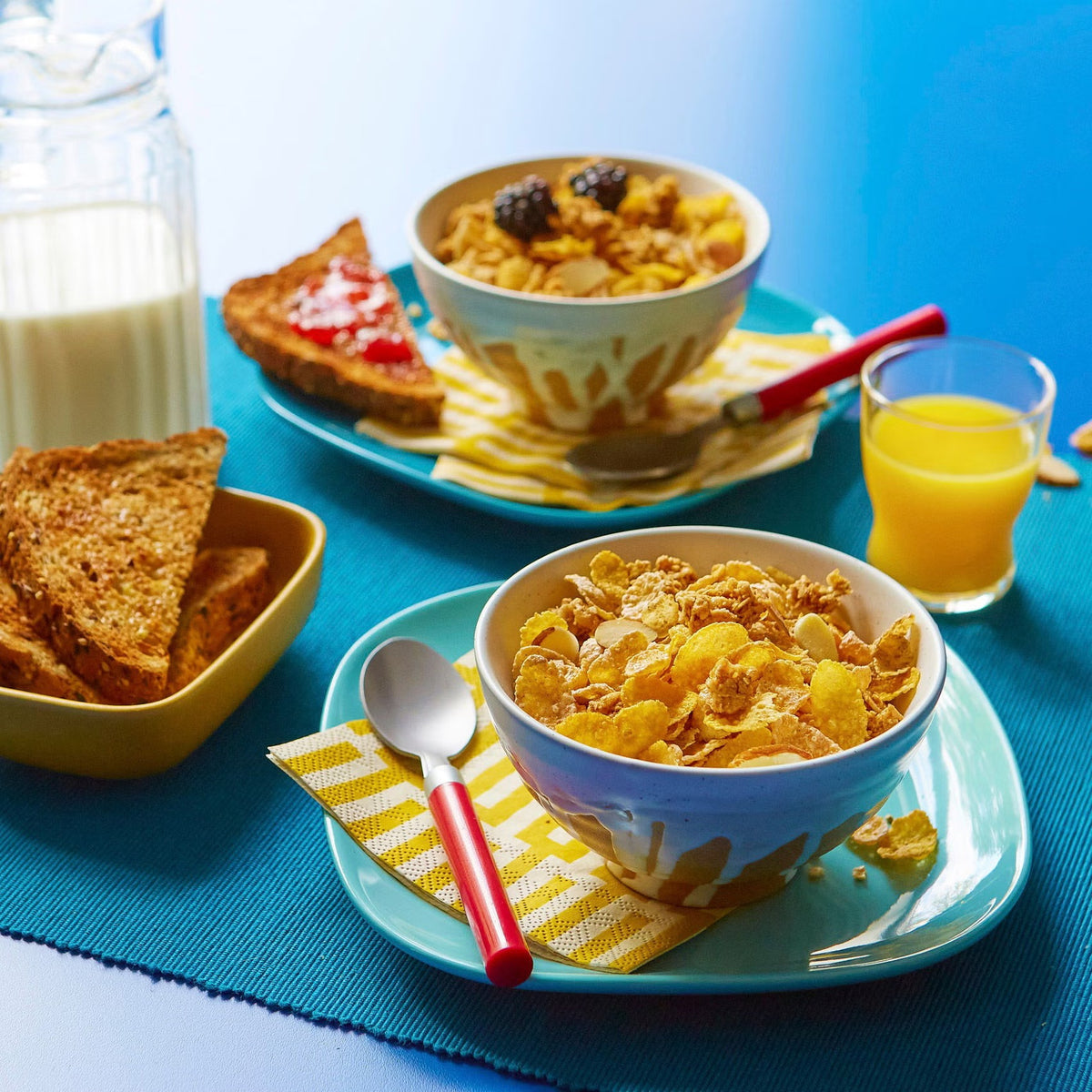 Post Honey Bunches of Oats with Almonds Breakfast Cereal, 1.4 kg (3.09 lb), Crunchy Multigrain Cereal with Crispy Flakes, Oat Clusters, Sliced Almonds & Honey, Family Size Ready-to-Eat Cereal for Breakfast & Snacking