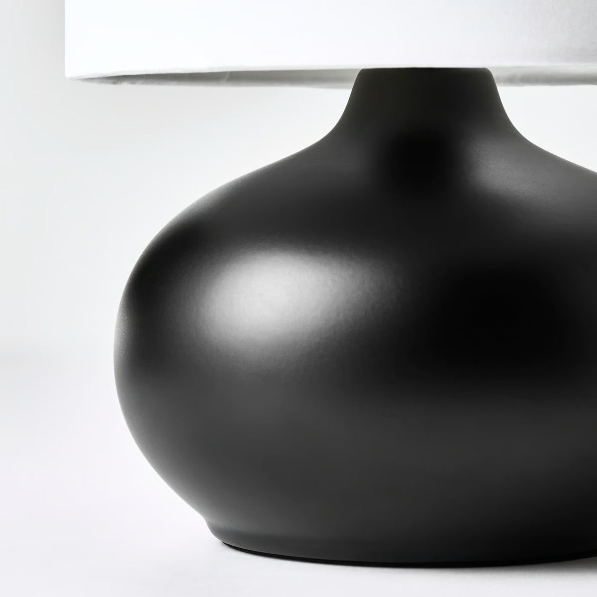 IKEA TVÄRFOT Modern Table Lamp, Black/White, 22 cm (9 "), Minimalist Bedside Nightstand Lamp with Fabric Shade & Stoneware Base, Decorative Ambient Lighting for Bedroom, Living Room, Desk & Small Spaces (Bulb Not Included)
